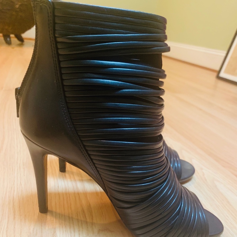 Brand new size 8 bcbg heels